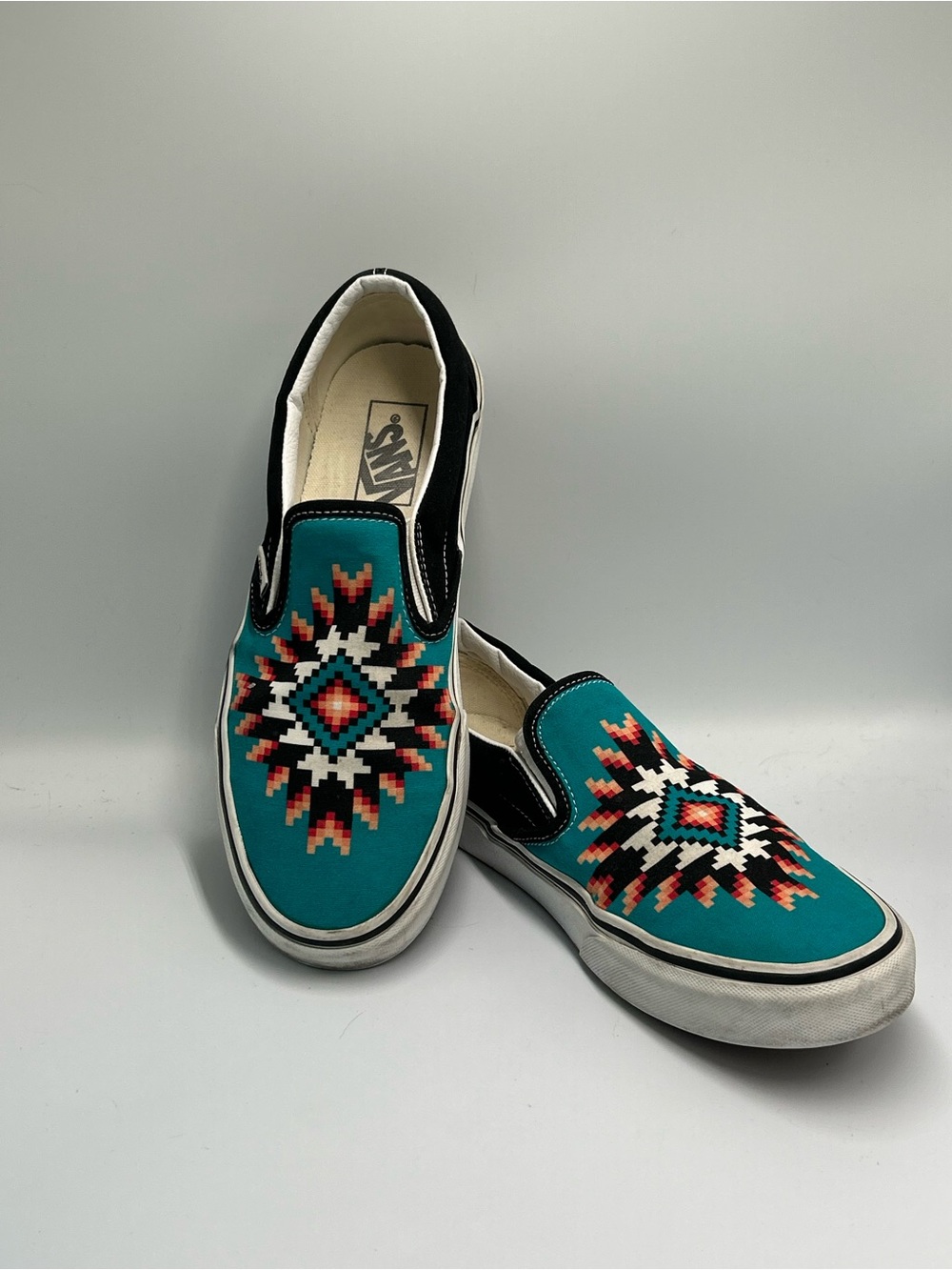 Vans Men’s Slip-On sneakers with Teal Aztec Print Women’s size 10.5